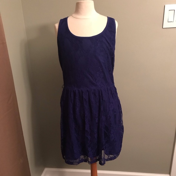 Blue lace dress with sheer back - Picture 2 of 2